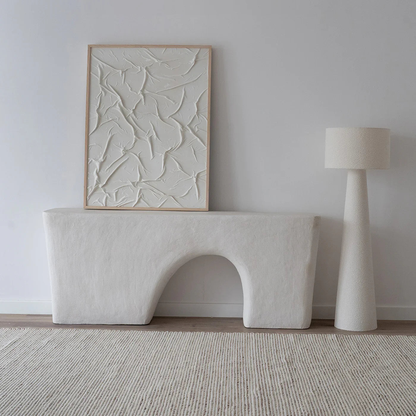 Modern Konsol & Dresuar with artistic wall decor and stylish lamp in elegant interior setting.