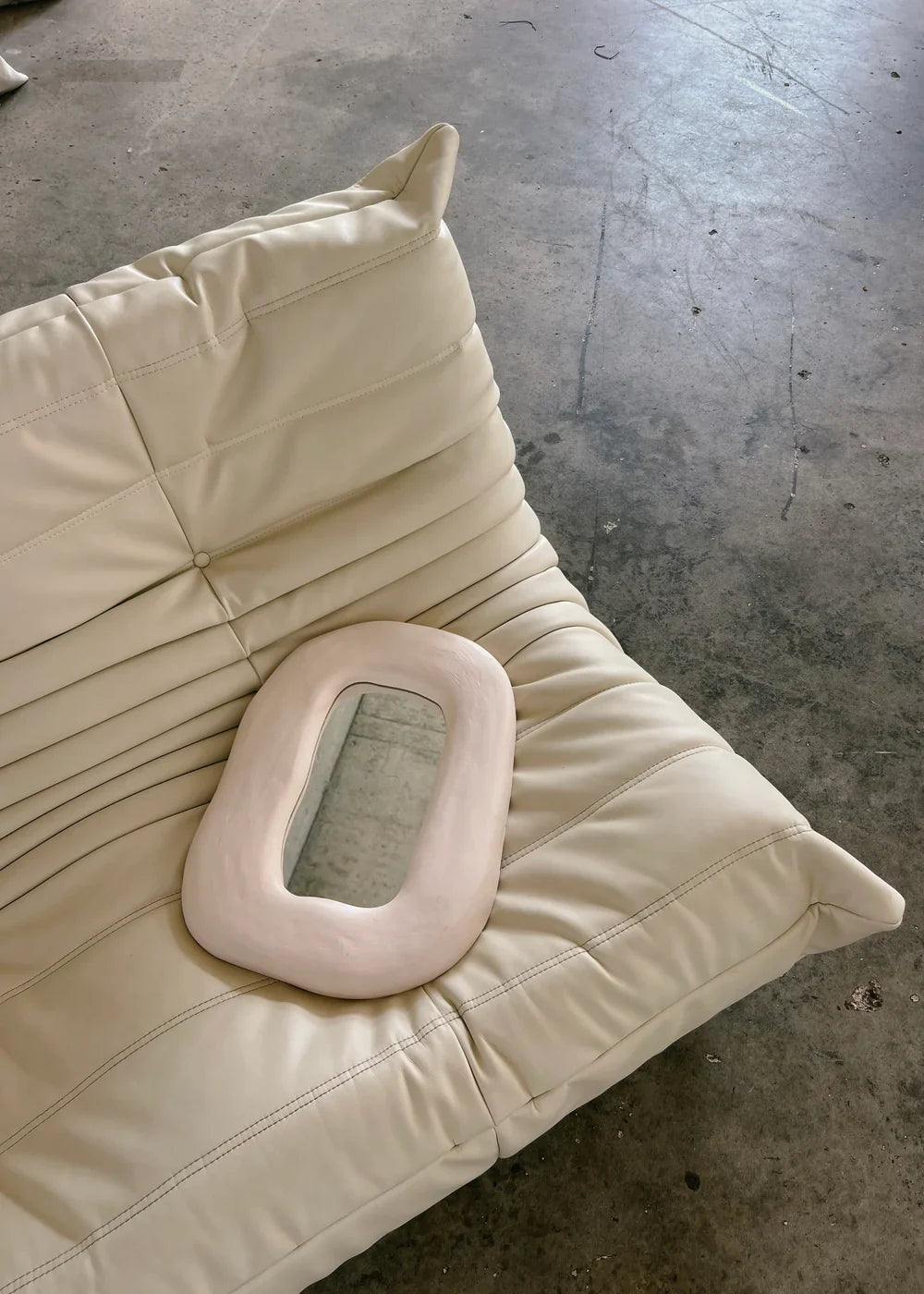 Kadının şık elbise içindeki yansıması ayna ile birlikte, modern iç mekan tasarımı.