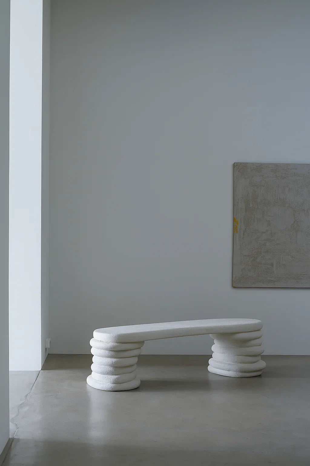 Modern white bench design in a minimalist space, showcasing TV Sehpası ve Bench styles for unique homes.